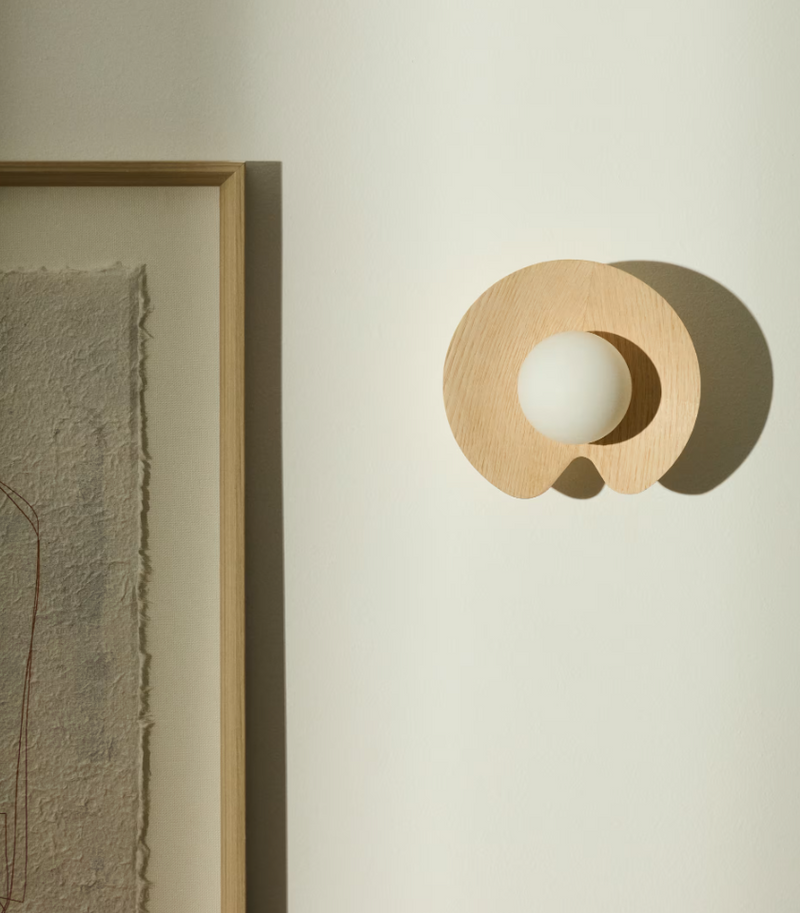 WILARA Zidna svjetiljka od hrastovog furnira s 1 dimljenom staklenom kuglom