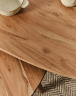 DUVANI Set od 2 pomoćna stolića od masivnog bagremovog drva s izbijeljenom završnom obradom