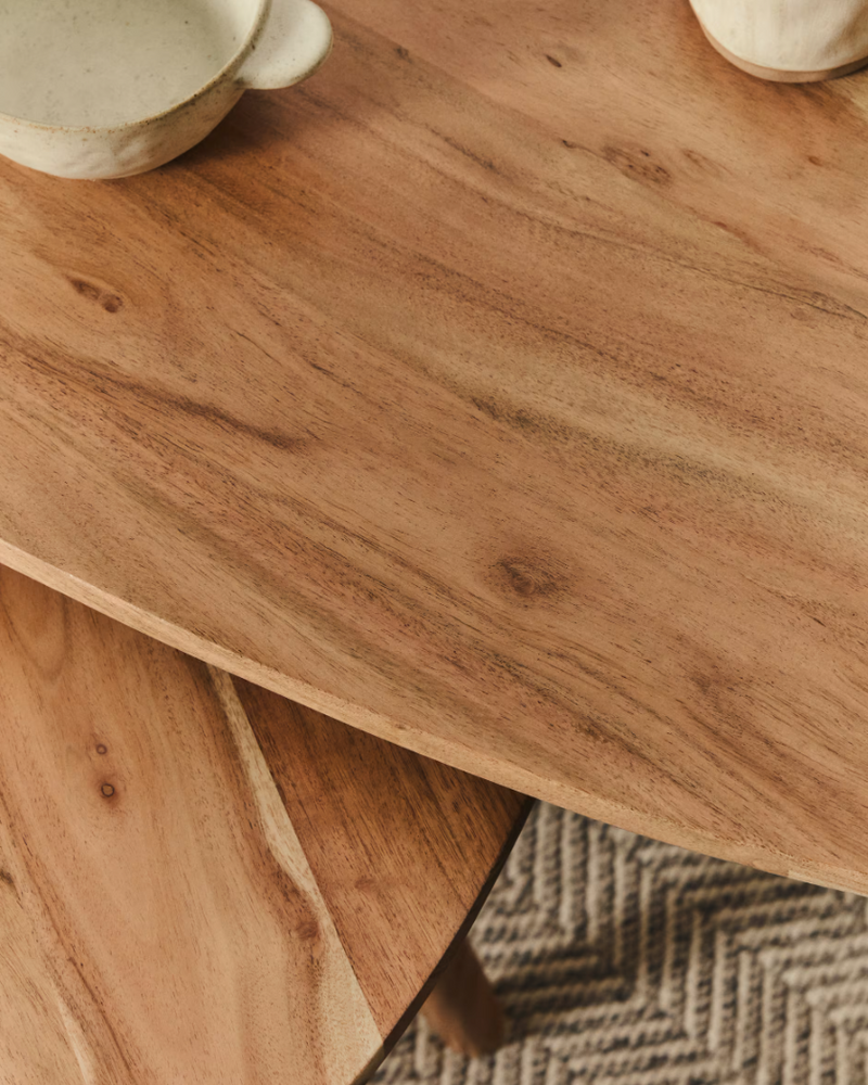 DUVANI Set od 2 pomoćna stolića od masivnog bagremovog drva s izbijeljenom završnom obradom