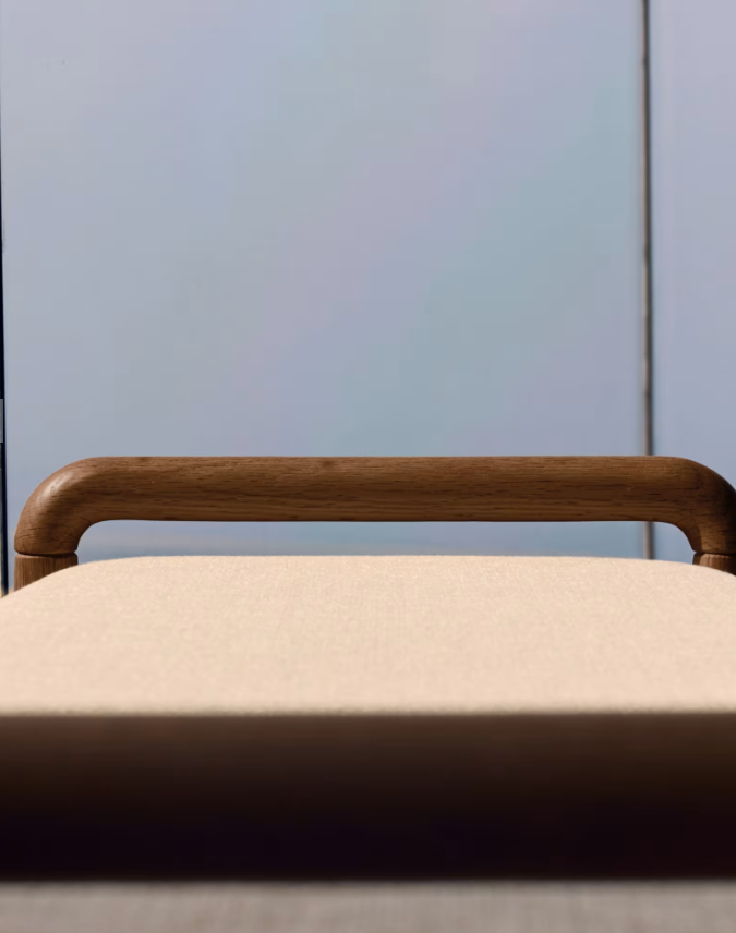 MACARET Klupa s uklonjivim pokrovom od masivnog hrasta s orahovom završnom obradom 120 cm FSC Mix Credit