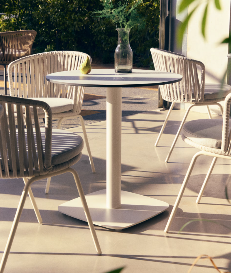DINA Round outdoor table in white with metal legal in a painted white finish, Ø 68x70cm