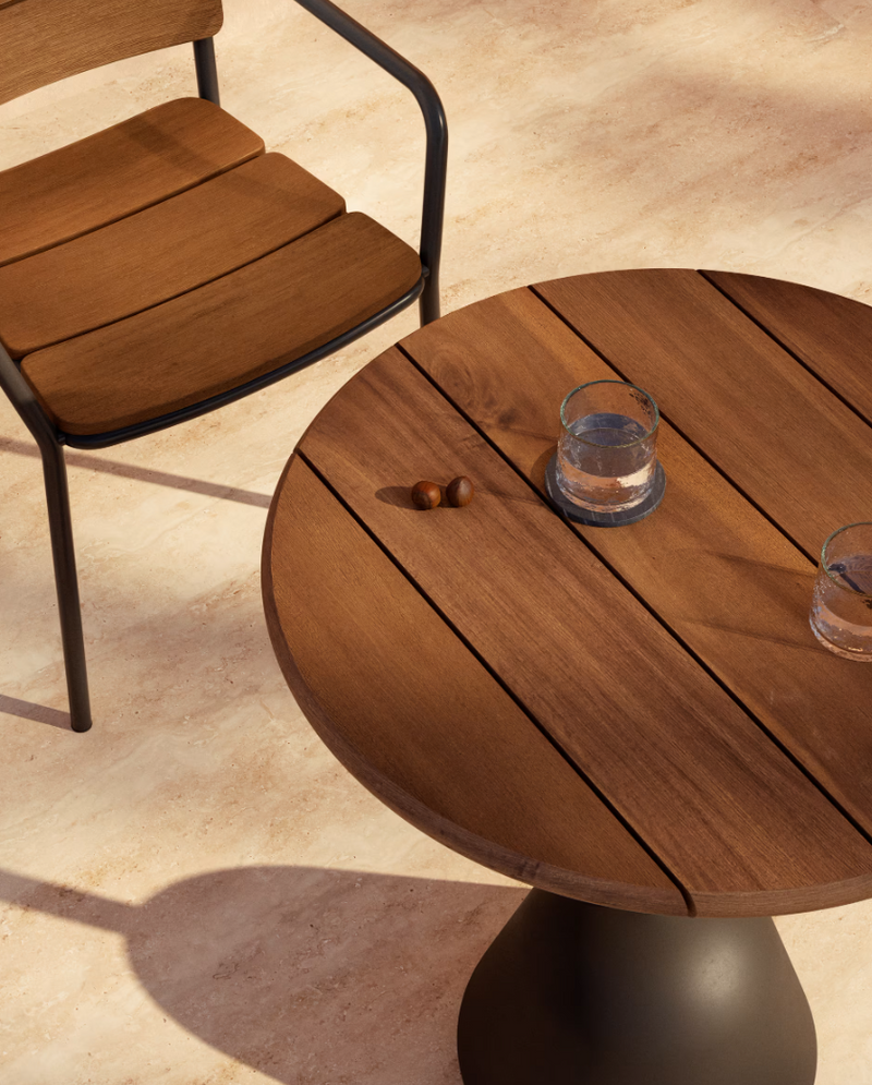 SAURA stol, crna metalna ploča, akacija s orahovom završnom obradom, 75 x Ø70 cm FSC 100%