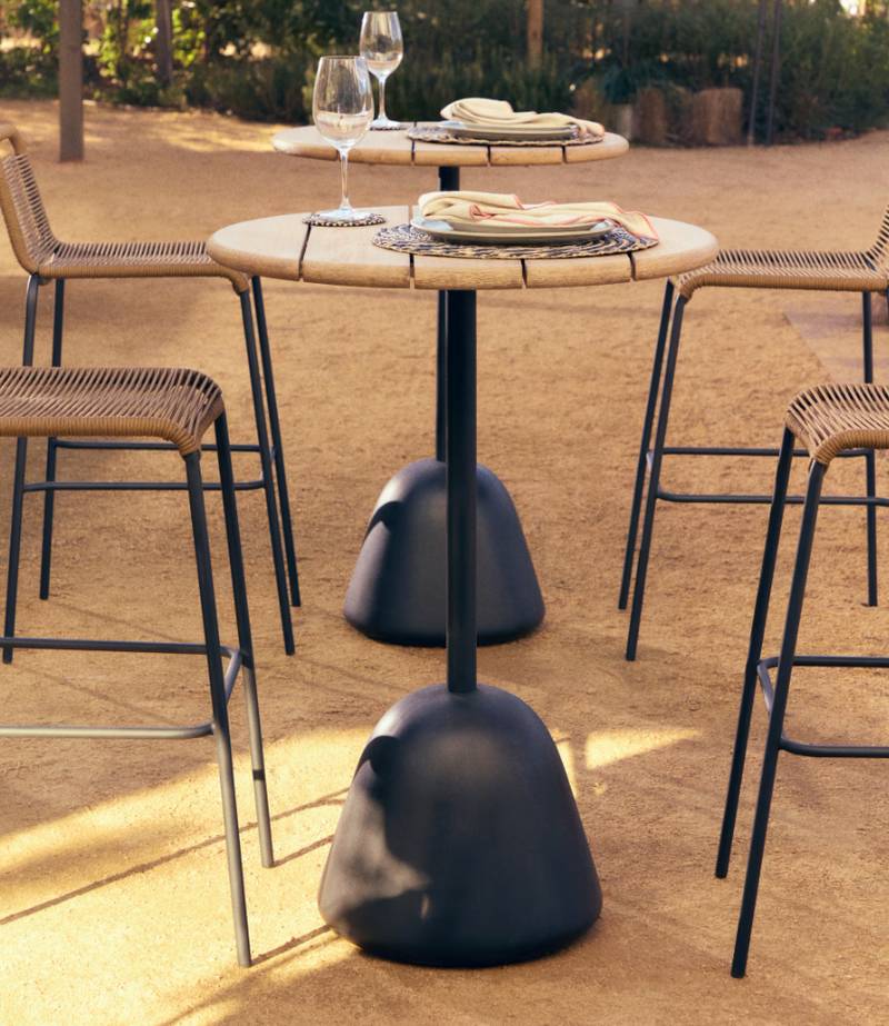 SAURA Visoki barski stol s crnim čeličnim okvirom i pločom od akacije u prirodnoj završnoj obradi, 95xØ70cm FSC 100%