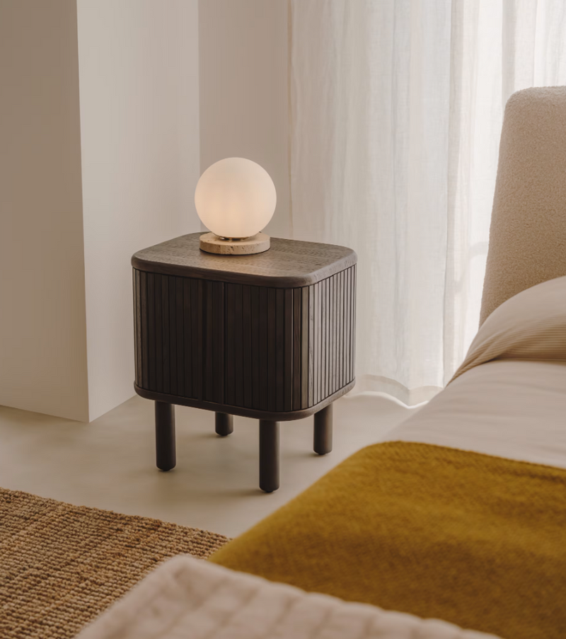 MAILEN Noćni ormarić od jasenovog furnira s tamnom završnom obradom 50 x 55 cm