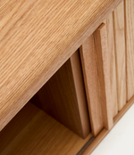 MAILEN TV komoda s 2 vrata od jasenovog furnira s prirodnom završnom obradom 120 x 50 cm