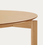 INDARA Okrugli stol od jasenovog furnira i masivnog kaučukovca s prirodnom završnom obradom Ø110 cm