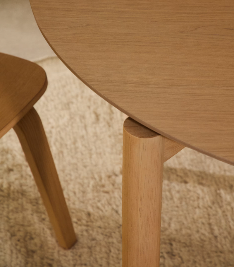 INDARA Okrugli stol od jasenovog furnira i masivnog kaučukovca s prirodnom završnom obradom Ø110 cm