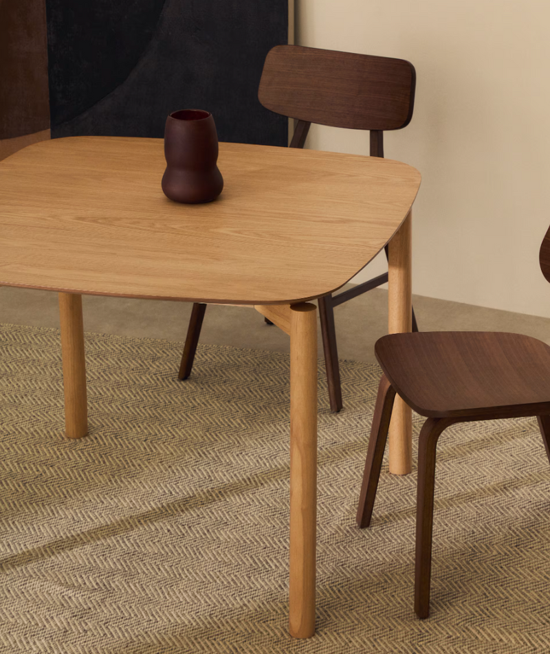 INDARA Kvadratni stol od jasenovog furnira i masivnog kaučukovca s prirodnom završnom obradom 100 x 100 cm