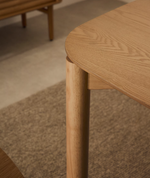 INDARA Stol od jasenovog furnira i masivnog kaučukovca s prirodnom završnom obradom 160 x 90 cm