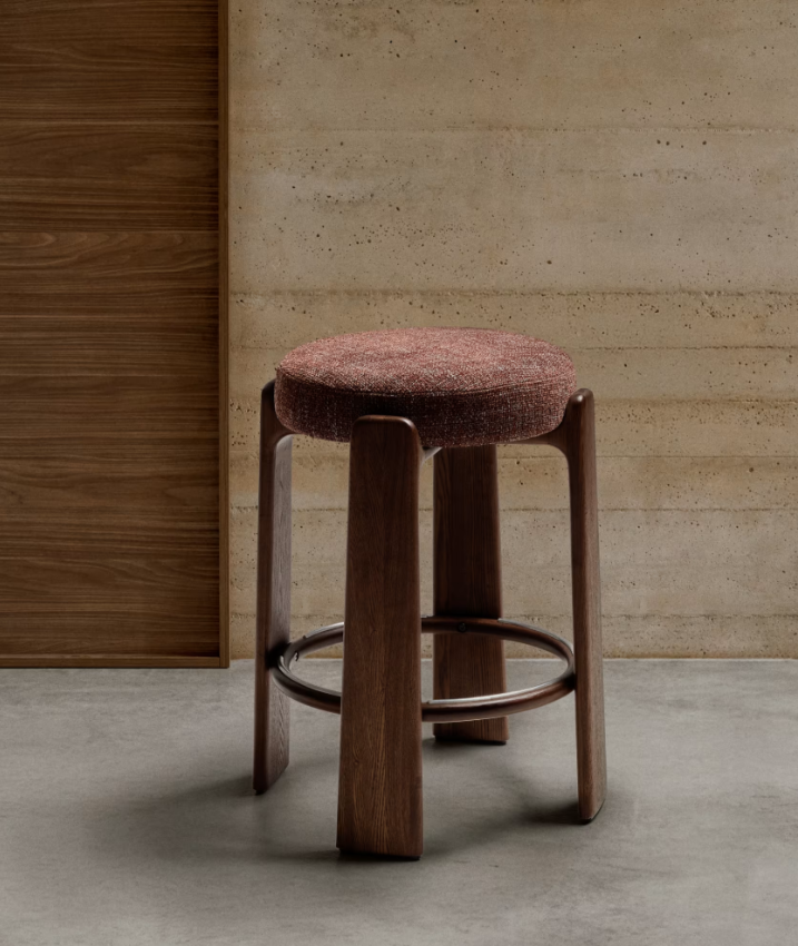 GRANITE Visoki stolac od smeđeg šenila i masivnog jasena s završnom obradom boje oraha FSC 100% 65 cm