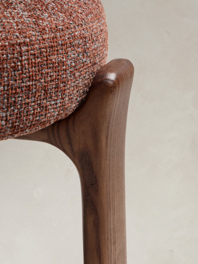 GRANITE Visoki stolac od smeđeg šenila i masivnog jasena s završnom obradom boje oraha FSC 100% 65 cm