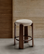 GRANITE Visoki stolac od bež šenila i masivnog jasena s završnom obradom boje oraha FSC 100% 75 cm