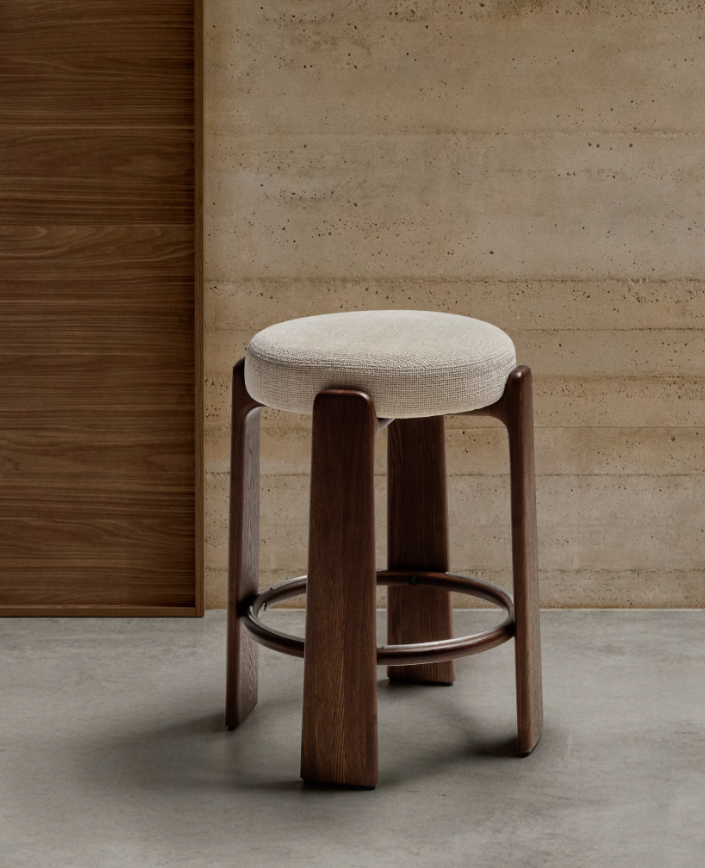 GRANITE Visoki stolac od bež šenila i masivnog jasena s završnom obradom boje oraha FSC 100% 75 cm