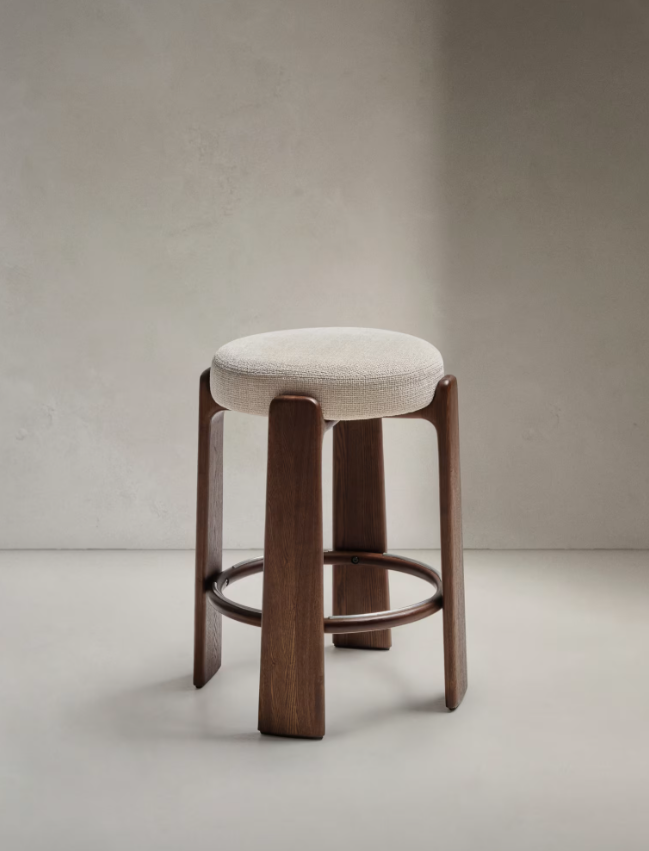 GRANITE Visoki stolac od bež šenila i masivnog jasena s završnom obradom boje oraha FSC 100% 75 cm