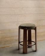 GRANITE Visoki stolac od zelenog šenila i masivnog jasena s završnom obradom boje oraha FSC 100% 75 cm