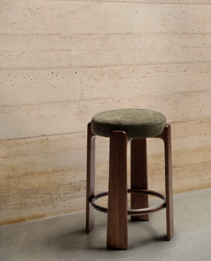 GRANITE Visoki stolac od zelenog šenila i masivnog jasena s završnom obradom boje oraha FSC 100% 75 cm