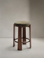 GRANITE Visoki stolac od zelenog šenila i masivnog jasena s završnom obradom boje oraha FSC 100% 75 cm