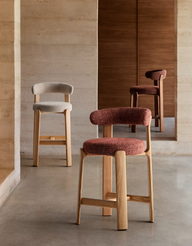 GRANITE Visoki stolac od bež šenila i masivnog jasena s završnom obradom boje oraha FSC 100% 65 cm