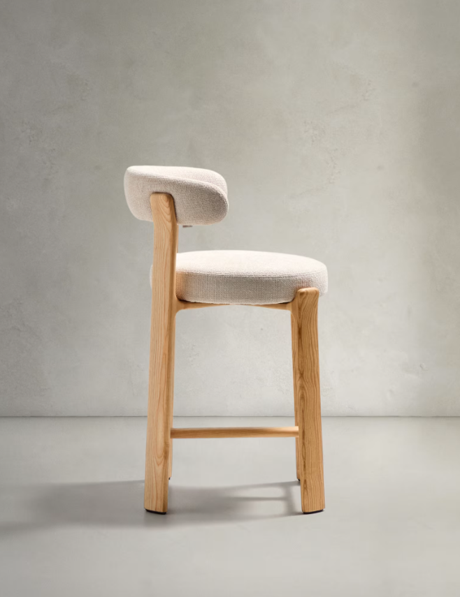 GRANITE Visoki stolac od bež šenila i masivnog jasena s završnom obradom boje oraha FSC 100% 65 cm