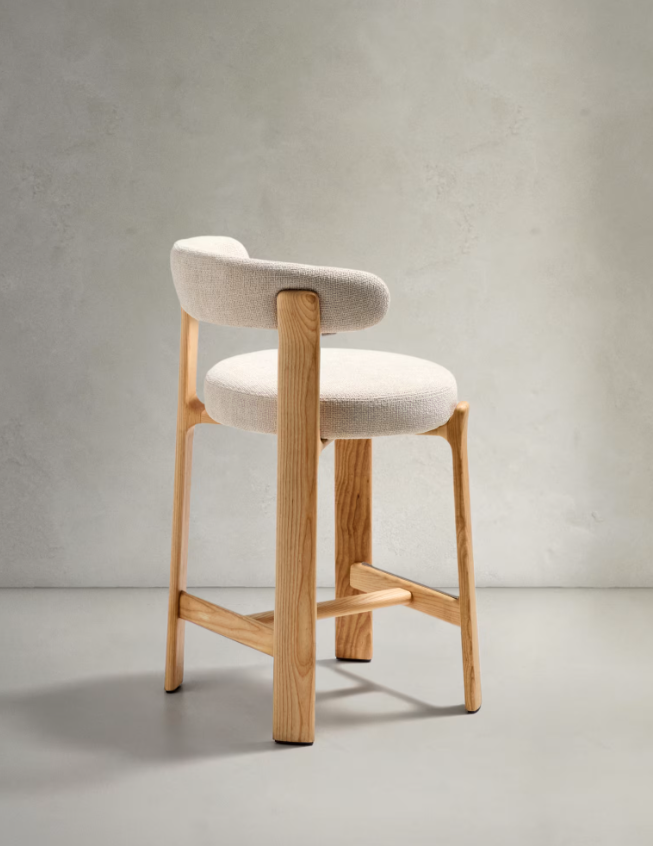 GRANITE Visoki stolac od bež šenila i masivnog jasena s završnom obradom boje oraha FSC 100% 65 cm