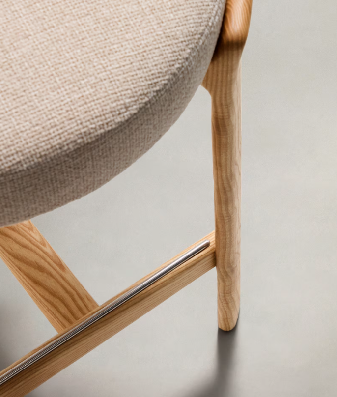 GRANITE Visoki stolac od bež šenila i masivnog jasena s završnom obradom boje oraha FSC 100% 65 cm