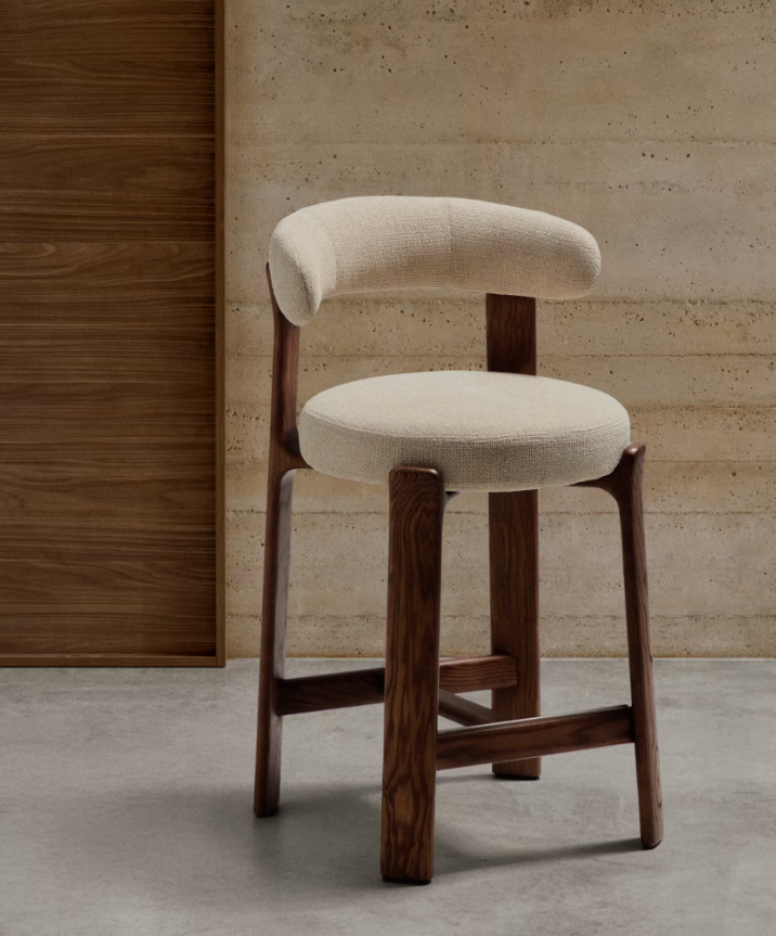 GRANITE Visoki stolac od bež šenila i masivnog jasena s završnom obradom boje oraha FSC 100% 65 cm