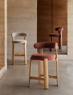 GRANITE Visoki stolac od bež šenila i masivnog jasena s završnom obradom boje oraha FSC 100% 65 cm