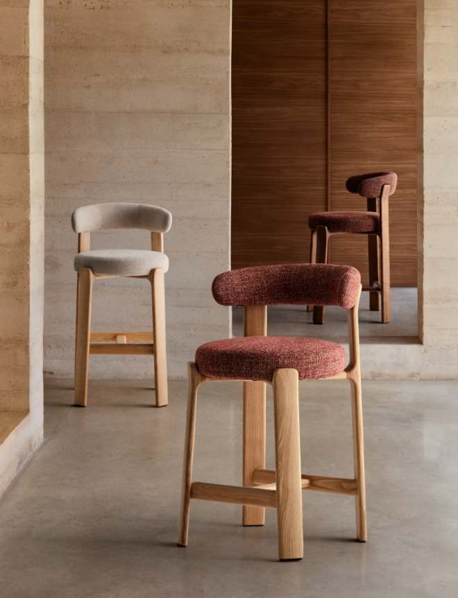 GRANITE Visoki stolac od bež šenila i masivnog jasena s završnom obradom boje oraha FSC 100% 65 cm