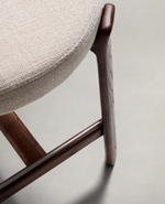 GRANITE Visoki stolac od bež šenila i masivnog jasena s završnom obradom boje oraha FSC 100% 65 cm