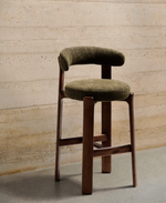 GRANITE Visoki stolac od zelenog šenila i masivnog jasena s završnom obradom boje oraha FSC 100% 65 cm