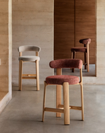 GRANITE Visoki stolac od smeđeg šenila i masivnog jasena s završnom obradom boje oraha FSC 100% 65 cm