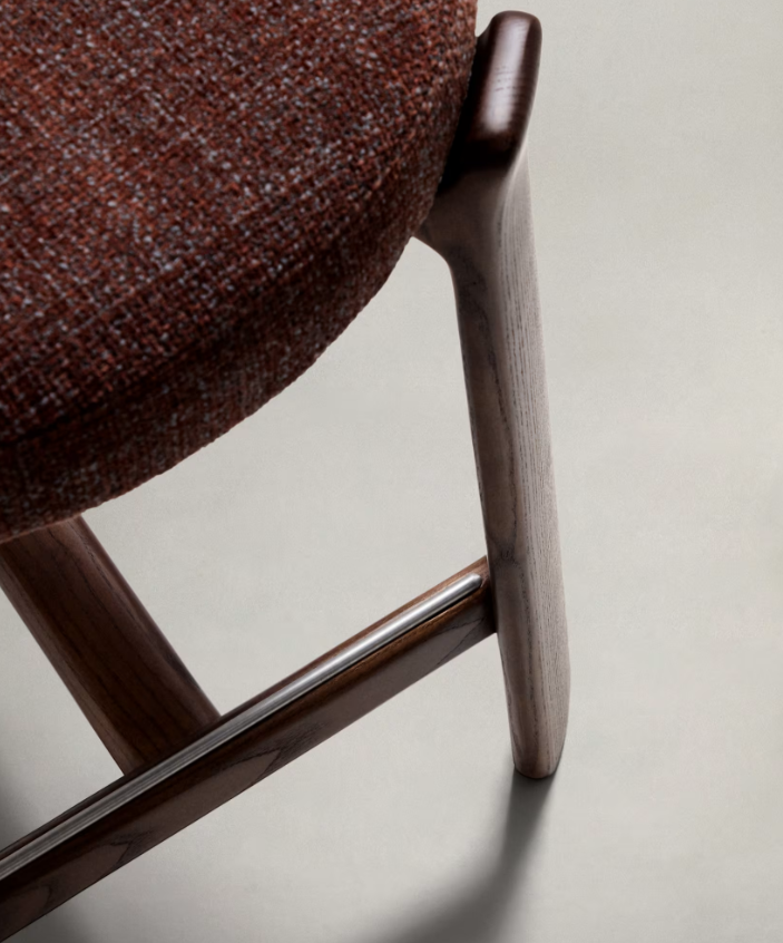 GRANITE Visoki stolac od smeđeg šenila i masivnog jasena s završnom obradom boje oraha FSC 100% 65 cm