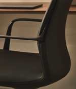 NERLAN uredska stolica od crne umjetne kože s crnim aluminijskim okvirom