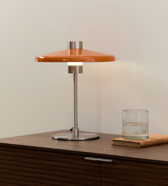 NUVIRA Stolna lampa od svijetlo sivog brušenog metala s narančastim sjenilom