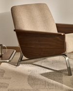 AMSEN Svijetlosmeđa fotelja od šperploče boje oraha s nogama od brušenog nehrđajućeg čelika