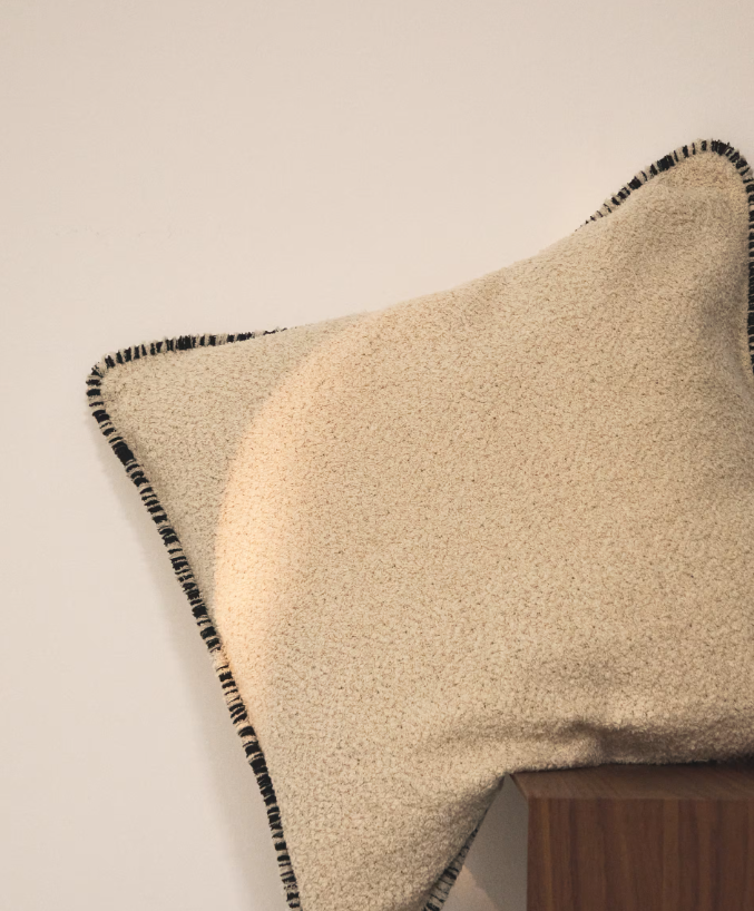 ENARI Navlaka za jastuk od 100% pamuka bež boje s kontrastnim crnim obrubom 50 x 50 cm