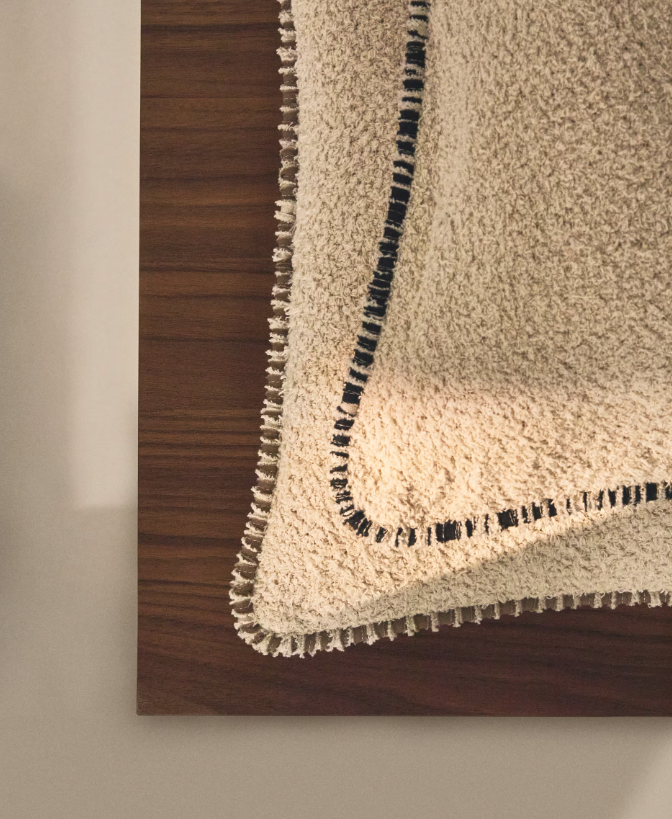 ENARI Navlaka za jastuk od 100% pamuka bež boje s kontrastnim crnim obrubom 50 x 50 cm