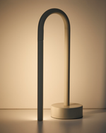 BOW Bijela metalna prijenosna stolna lampa 