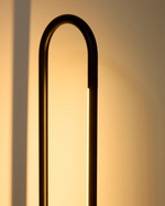 BOW Crna metalna podna lampa