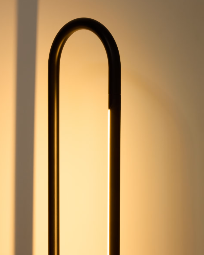 BOW Crna metalna podna lampa