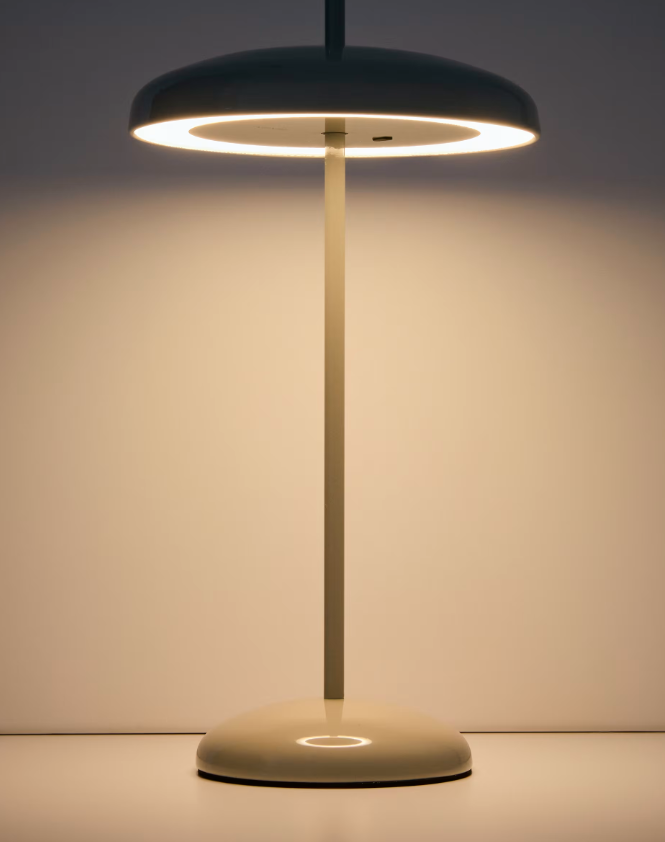 PORTE Bijela metalna prijenosna stolna lampa