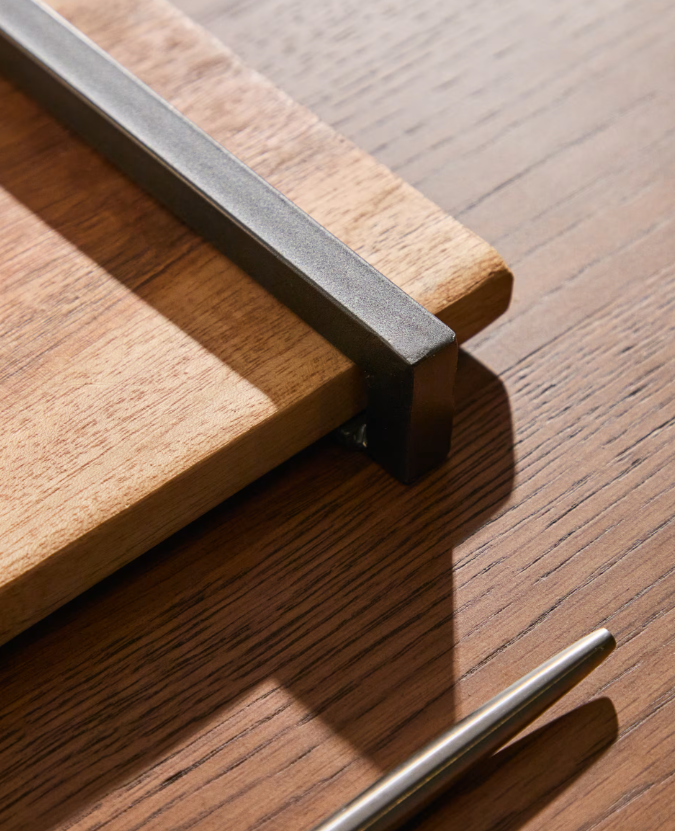 VIRA Serving board in acacia wood and black metal