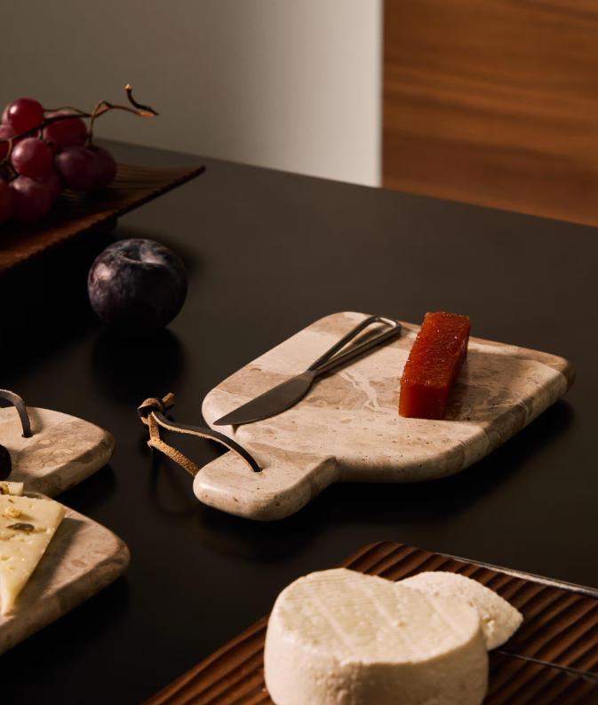 SUKA Small cutting board and beige marble knife set