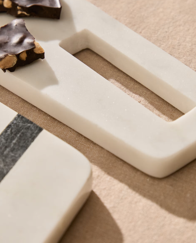 NIRA Small serving board in black and white marble