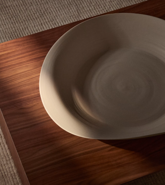 EBENOR beige ceramic centerpiece