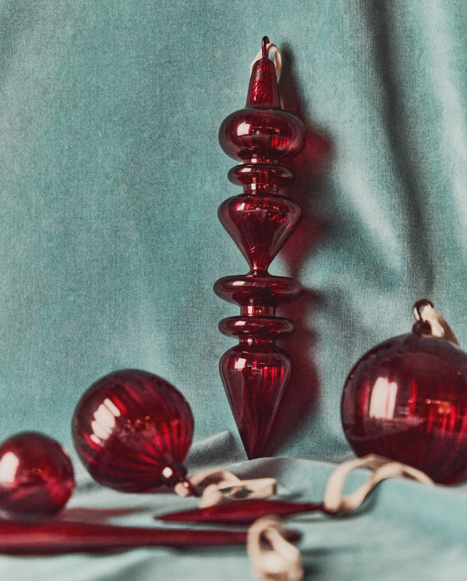 LIOREN Set of 2 red recycled glass hanging ornaments 31 cm