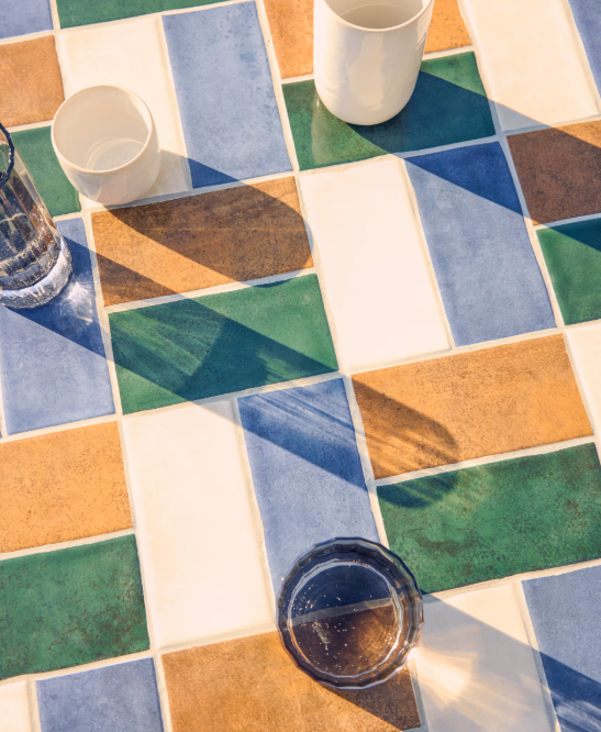 TELLA round table in graphite galvanised steel with multicoloured tiles Ø90 cm