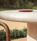 DRASI round concrete table with travertine-effect finish Ø122cm