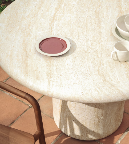DRASI round concrete table with travertine-effect finish Ø122cm