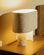 BEDALA Bijela stolna lampa od papier-mâchéa